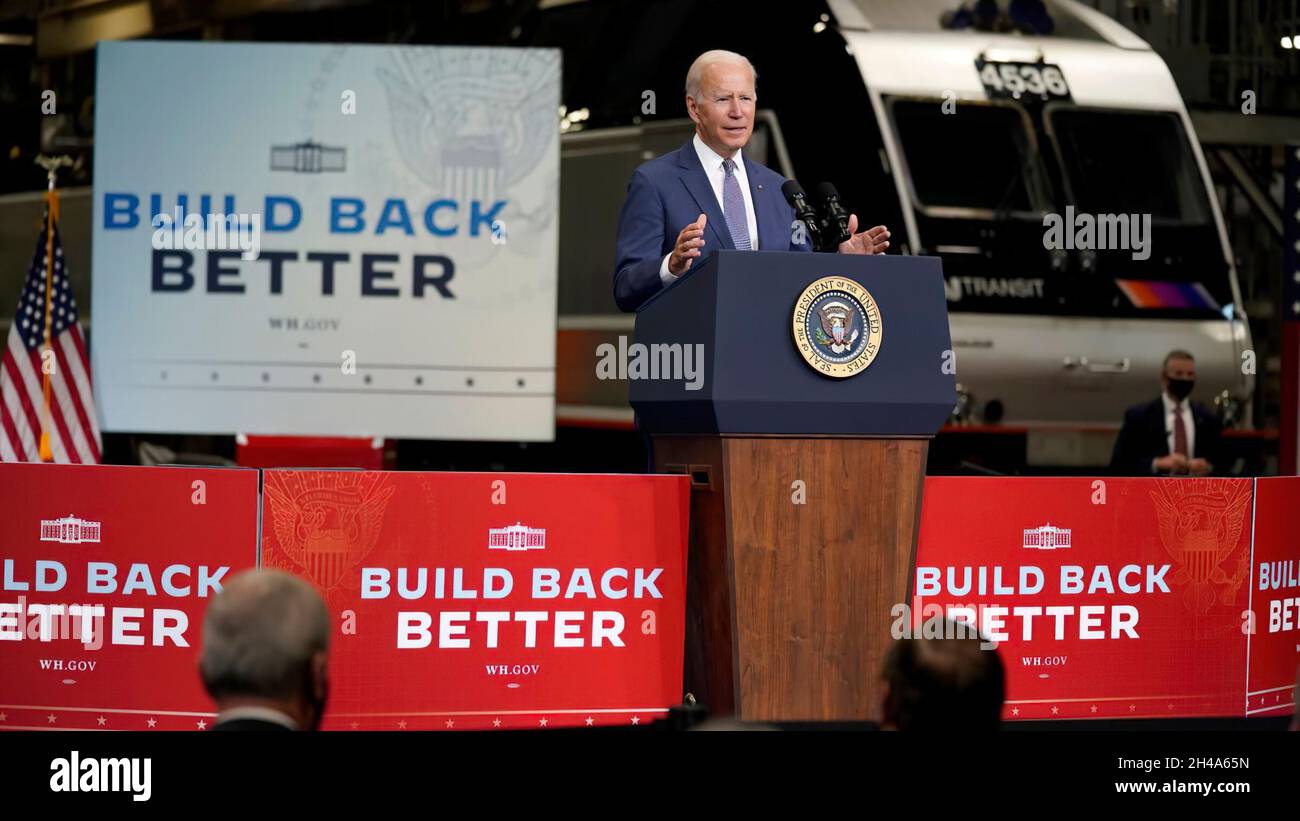 Il presidente DEGLI STATI UNITI Joe Biden ha stralcato il suo progetto Build Back Better Infrastructure Bill. Il programma Build Back Better è un 19 pacchetto di 7 trilioni di dollari per il soccorso, l’economia futura e le infrastrutture proposto dal presidente Joe Biden. Essa comprenderà investimenti in infrastrutture e dovrebbe creare 10 milioni di posti di lavoro nel settore dell’energia pulita. Le spese includerebbero anche fondi governativi su alloggi, istruzione, equità economica e assistenza sanitaria.[1] il piano è suddiviso in tre parti: L’American Rescue Plan, un pacchetto di aiuti COVID-19, approvato nel marzo 2021; l’American Jobs Plan. Foto Stock