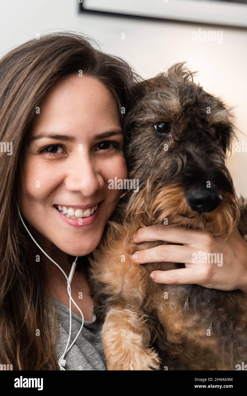 Ritratto di donna felice e cane che fa videochiamata con l'app del telefono cellulare - concetto di conferenza on-line meeting Foto Stock