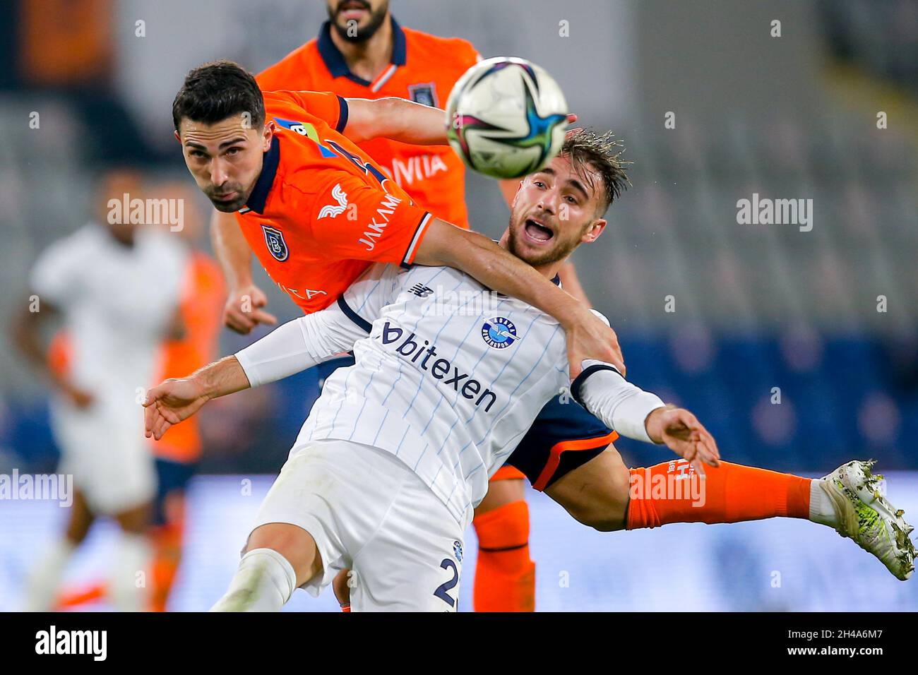 ISTANBUL, TURCHIA - 1 NOVEMBRE: Hasan Ali Kaldirim di Istanbul Basaksehir FK, Yunus AKGUN di Adana Demirspor durante la Super Lig match tra Istanbul Basaksehir e Adana Demirspor al Basaksehir Fatih Terim Stadium il 1 novembre 2021 a Istanbul, Turchia (Foto di /Orange Pictures) Foto Stock