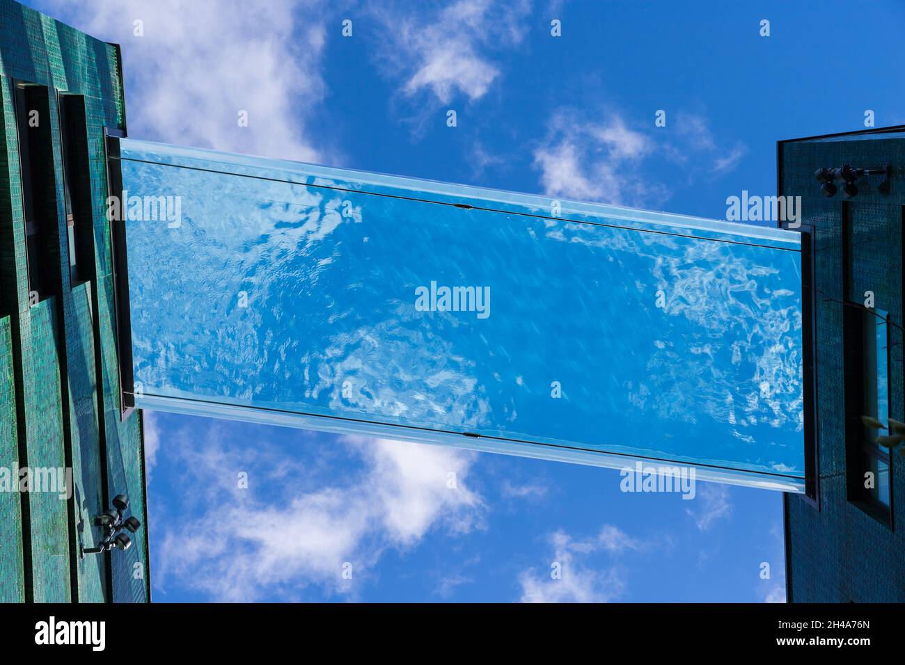 Piscina di vetro di nove Elm dal basso Foto Stock
