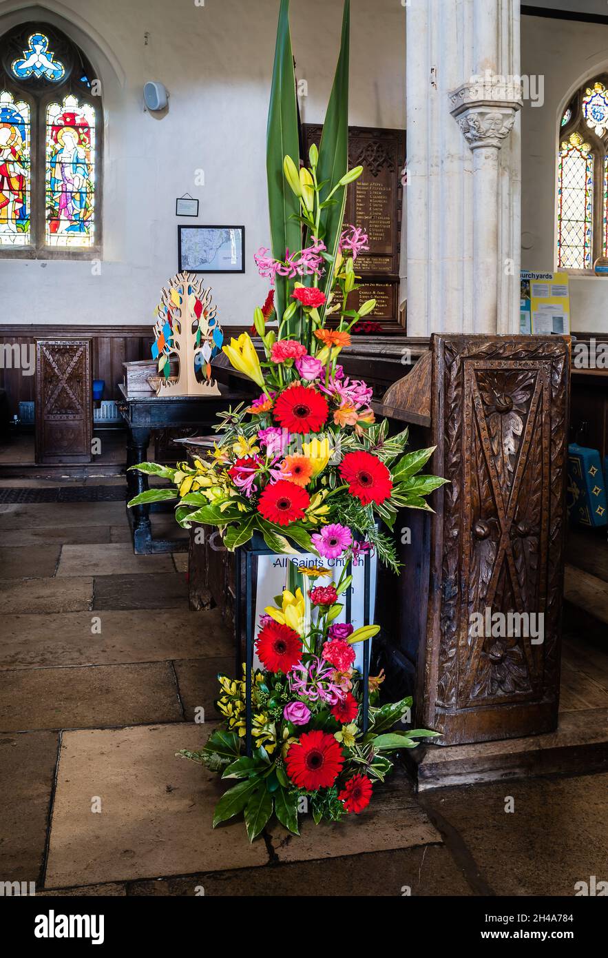 La mostra di fiori all'All Saints Day presso la Chiesa di tutti i Santi, East Budleigh. Foto Stock