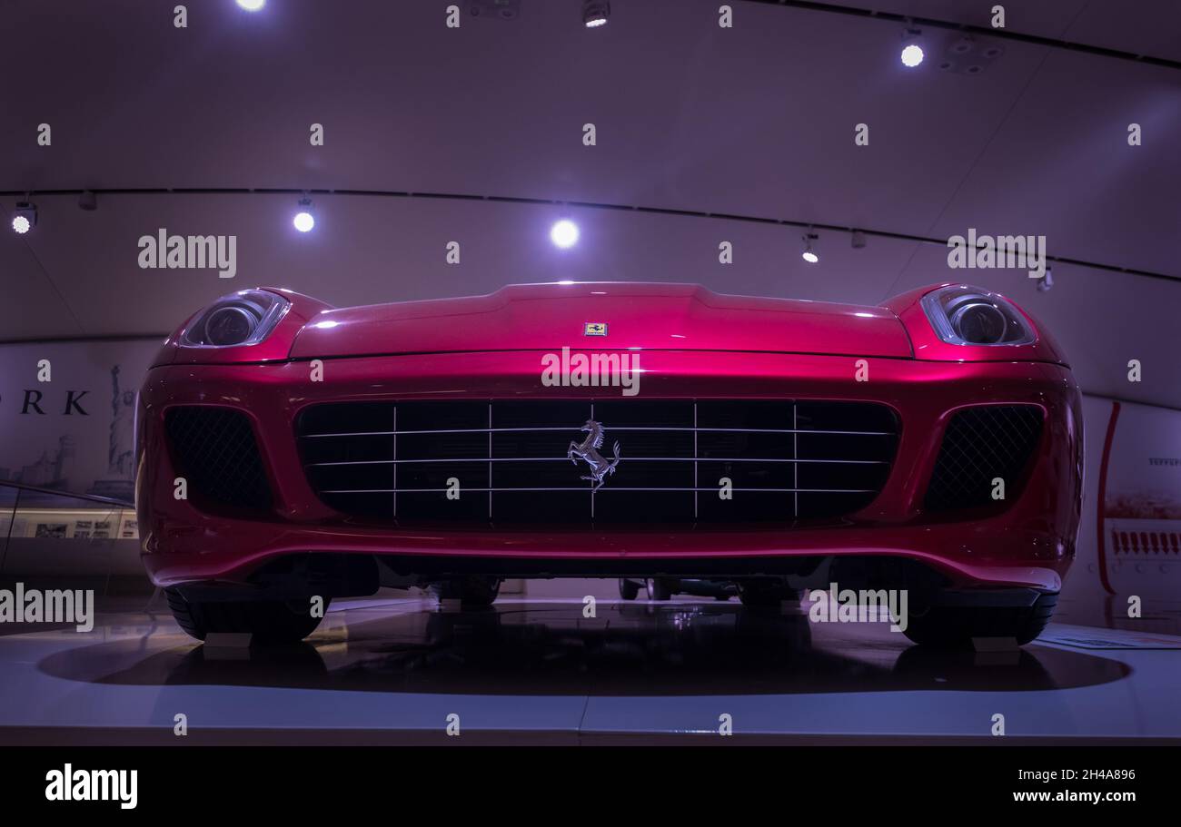 Modena, Italia - 14 luglio 2021: Cavallo Ferrari Silver Roancing Logo sulla griglia del radiatore per auto sportive italiane ad alte prestazioni Red Ferrari a Museo Casa Foto Stock