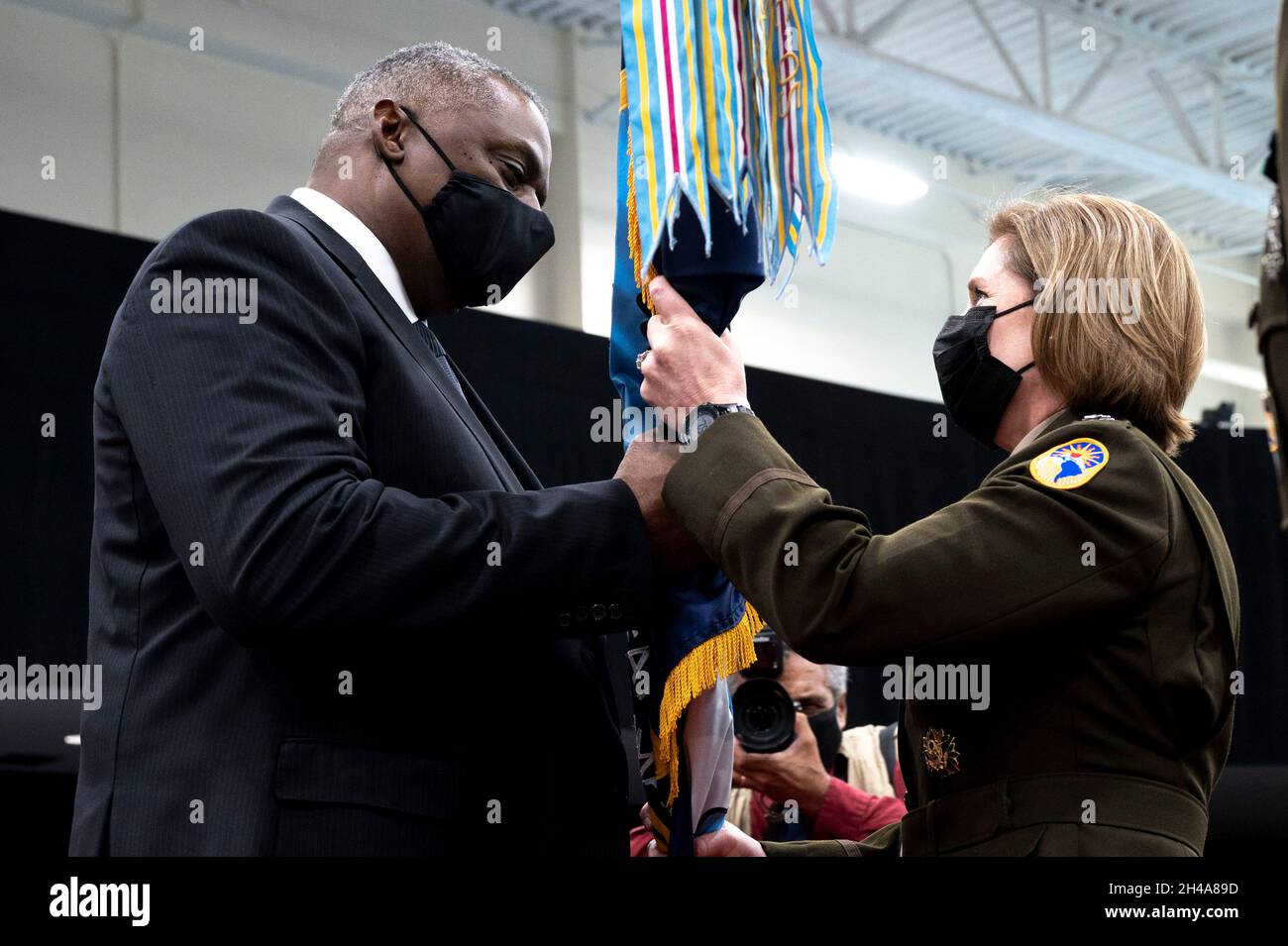 Doral, Stati Uniti d'America. 29 Ottobre 2021. Il Segretario della Difesa degli Stati Uniti Lloyd Austin passa il Southern Command guidon al comandante in entrata dell'Esercito Gen. Laura J. Richardson durante la cerimonia di cambio di comando, 29 ottobre 2021 a Doral, Florida. Credit: Lisa Ferdinando/DOD/Alamy Live News Foto Stock