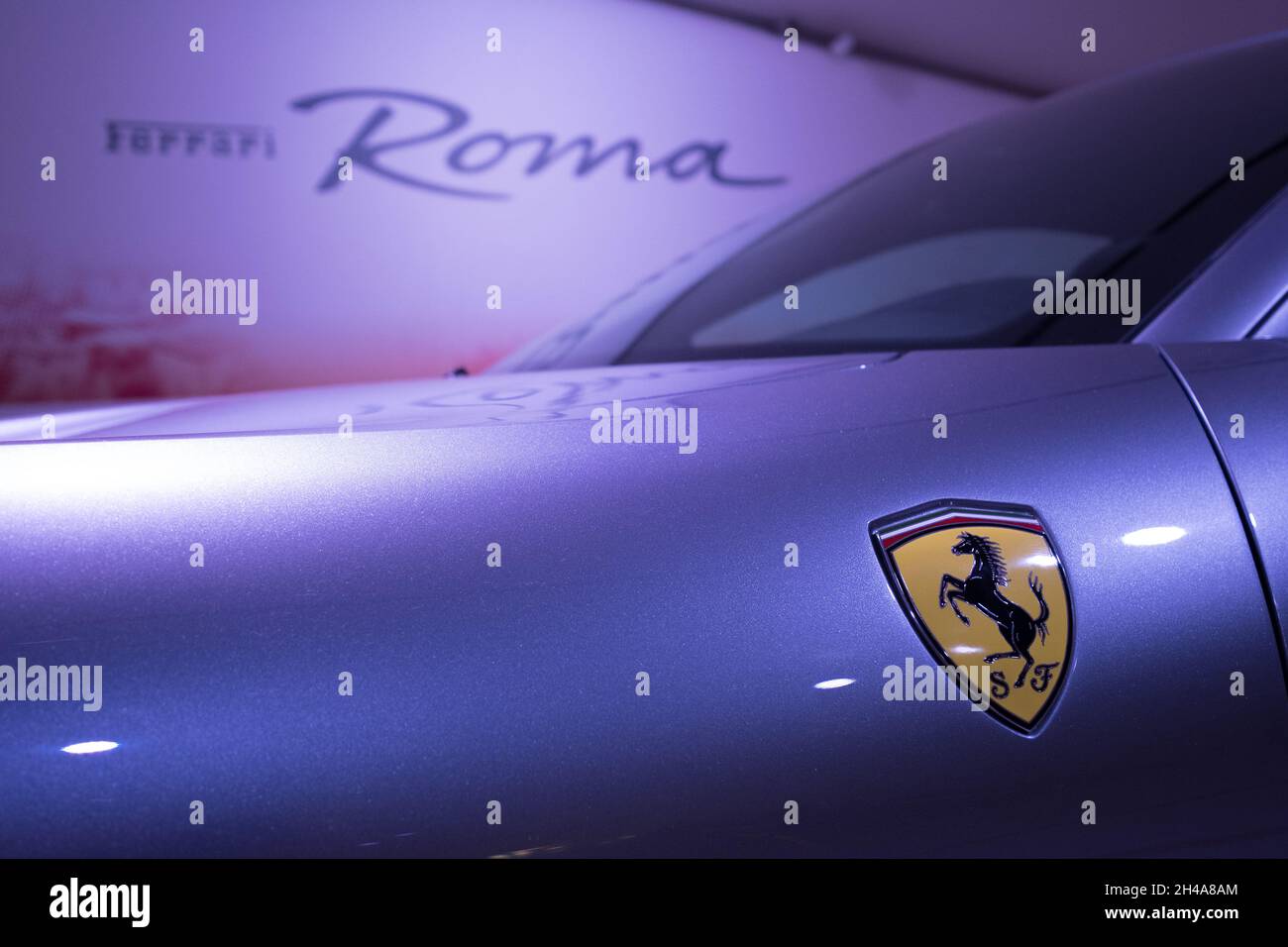 Modena, Italia - 14 luglio 2021: Logo giallo cavallo di Prancing sulla Ferrari Roma tipo F169 modello parafango anteriore grigio auto sportiva italiana ad alte prestazioni in Foto Stock