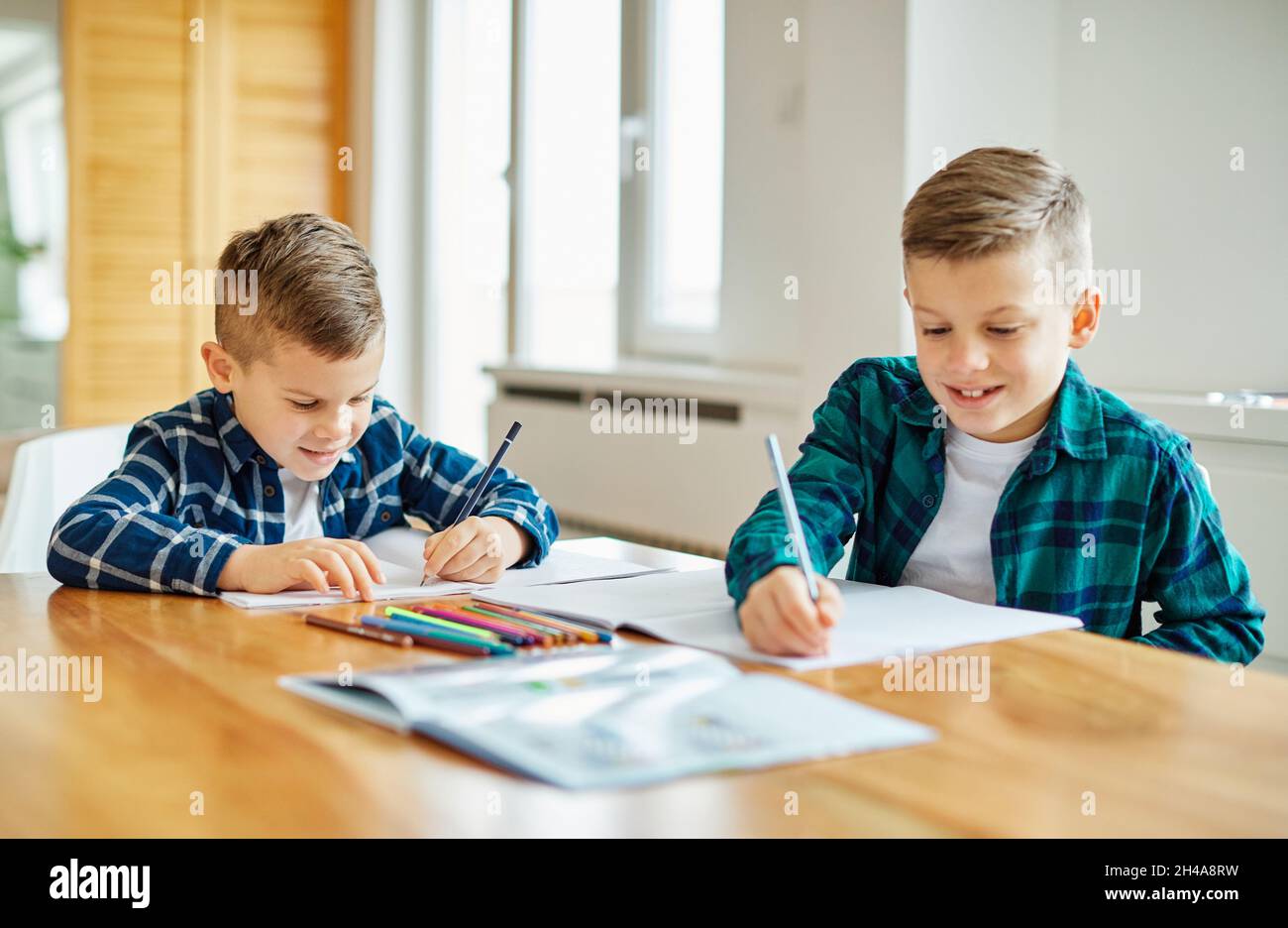 bambino ragazzo lavoro scuola istruzione scuola classe studiare infanzia casa bambino studente apprendimento scrittura Foto Stock