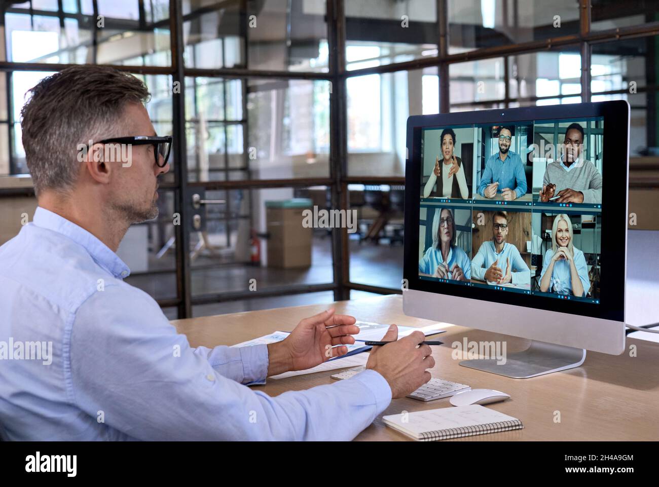 amministratore delegato caucasico businessman che lavora videochiamata in ufficio globale. Foto Stock