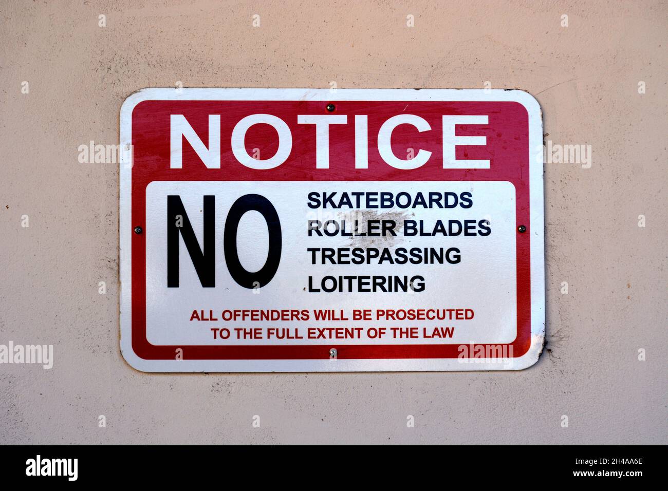 Un cartello segnala che non sono ammessi skateboard e roller blade lungo un marciapiede a Santa Fe, New Mexico. Foto Stock