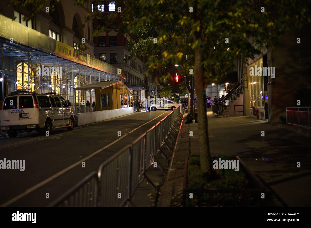 New York, NY, USA - 1 novembre 2021: Vista notturna della parata di Halloween preparati su W 16th Street Foto Stock