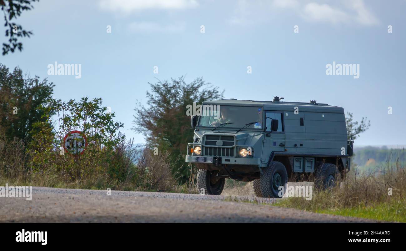 Un'armata britannica Steyr-Daimler-Puch - BAE Systems Pinzgauer veicolo utilitario fuoristrada 4x4 6WD a trazione integrale per un esercizio militare Foto Stock