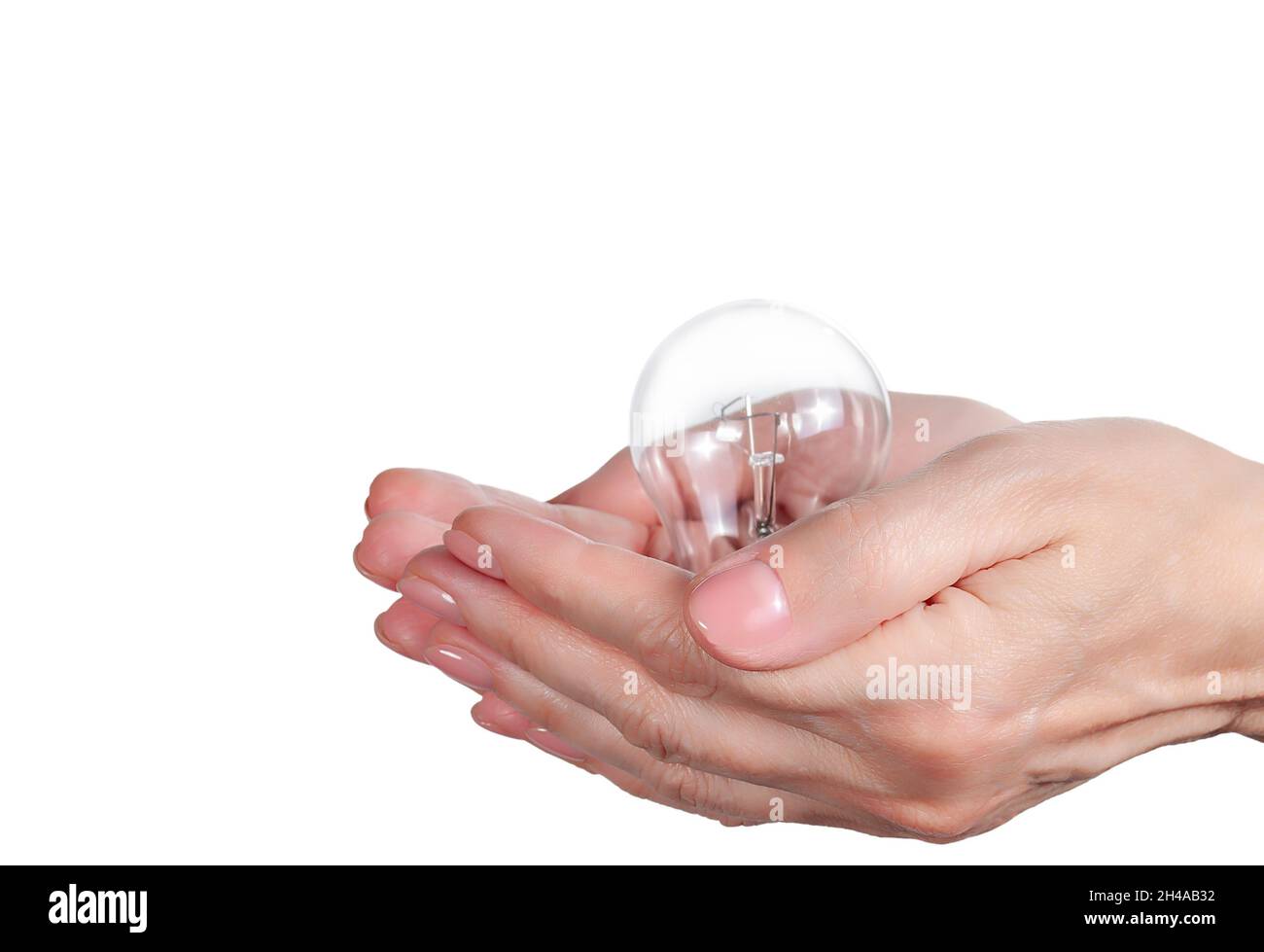 Mano della donna che tiene una lampadina isolata su sfondo bianco. Simulazione di energia verde e concetto di innovazione Foto Stock