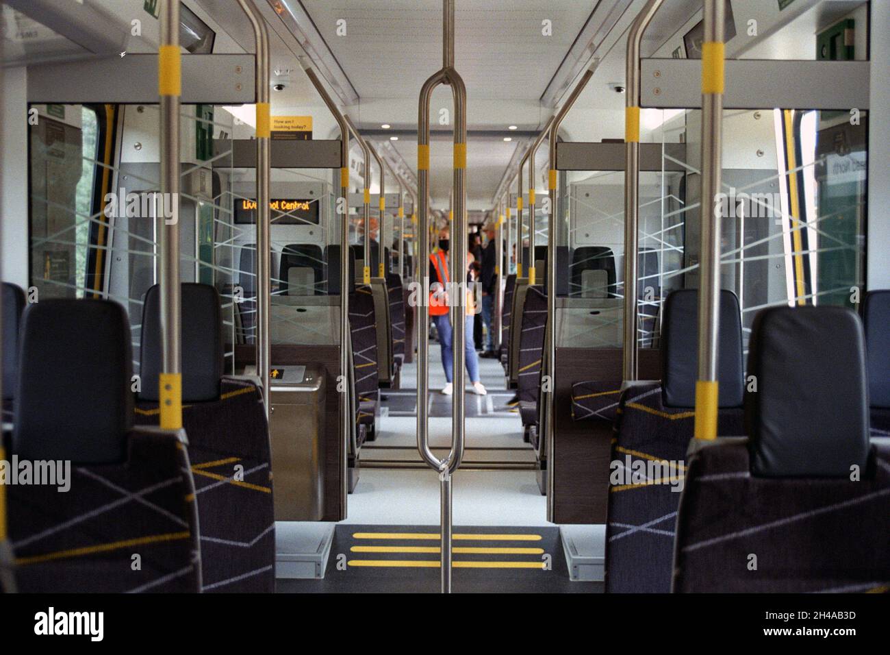 Birkenhead, Regno Unito - 11 settembre 2021: Un nuovo treno di classe 777 per il servizio Merseyrail in futuro è stato esposto statico nella stazione di Birkenhead North. Foto Stock