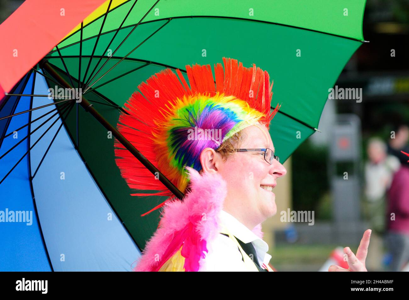 Vienna, Austria. Giugno 20, 2015. Rainbow Parade 2015 a Vienna. Partecipante con un ombrello arcobaleno Foto Stock