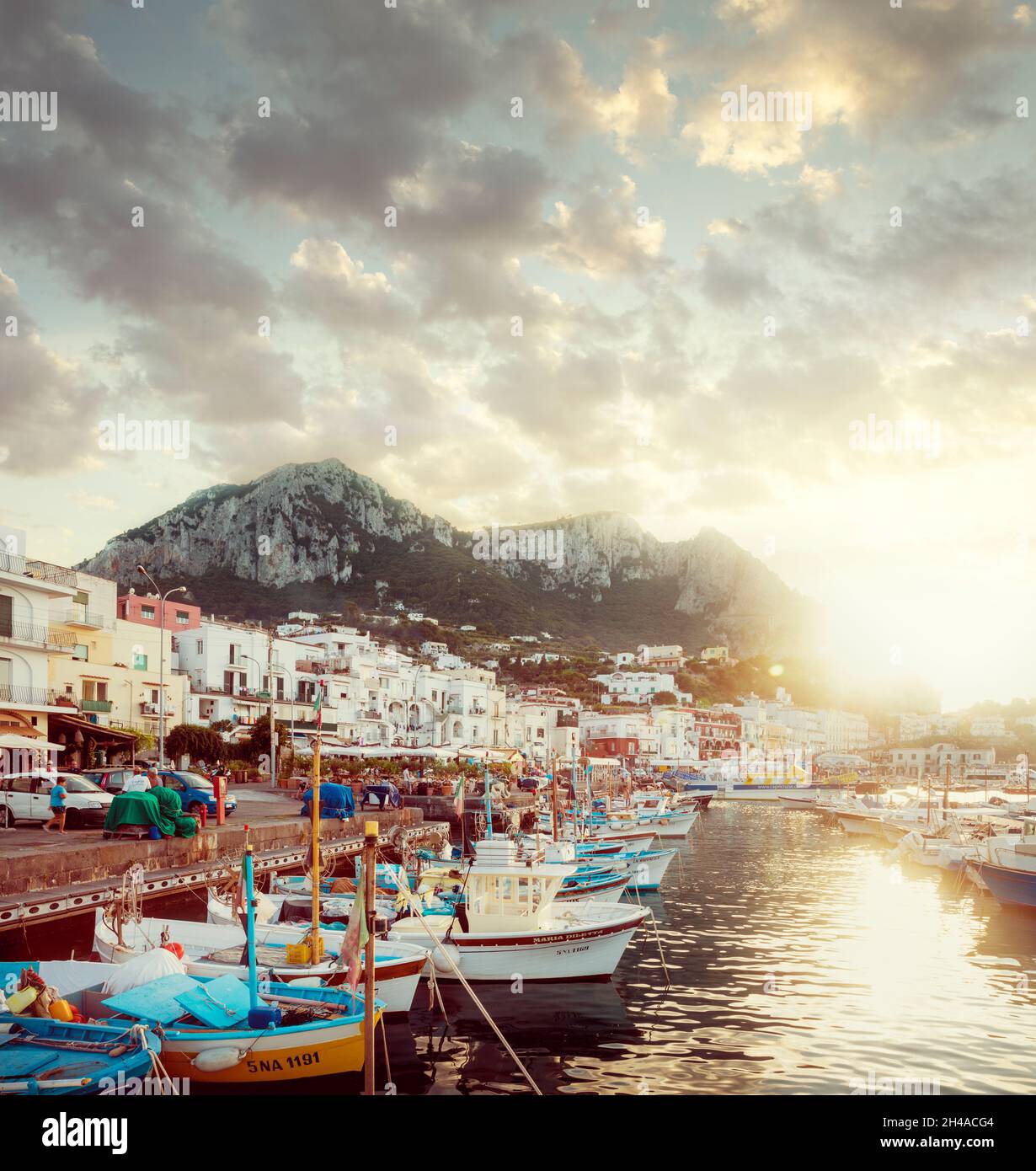 Centro storico sull'isola di Capri al porto di Marina Grande. L'isola di Capri è una meta turistica molto apprezzata in Campania. Foto Stock