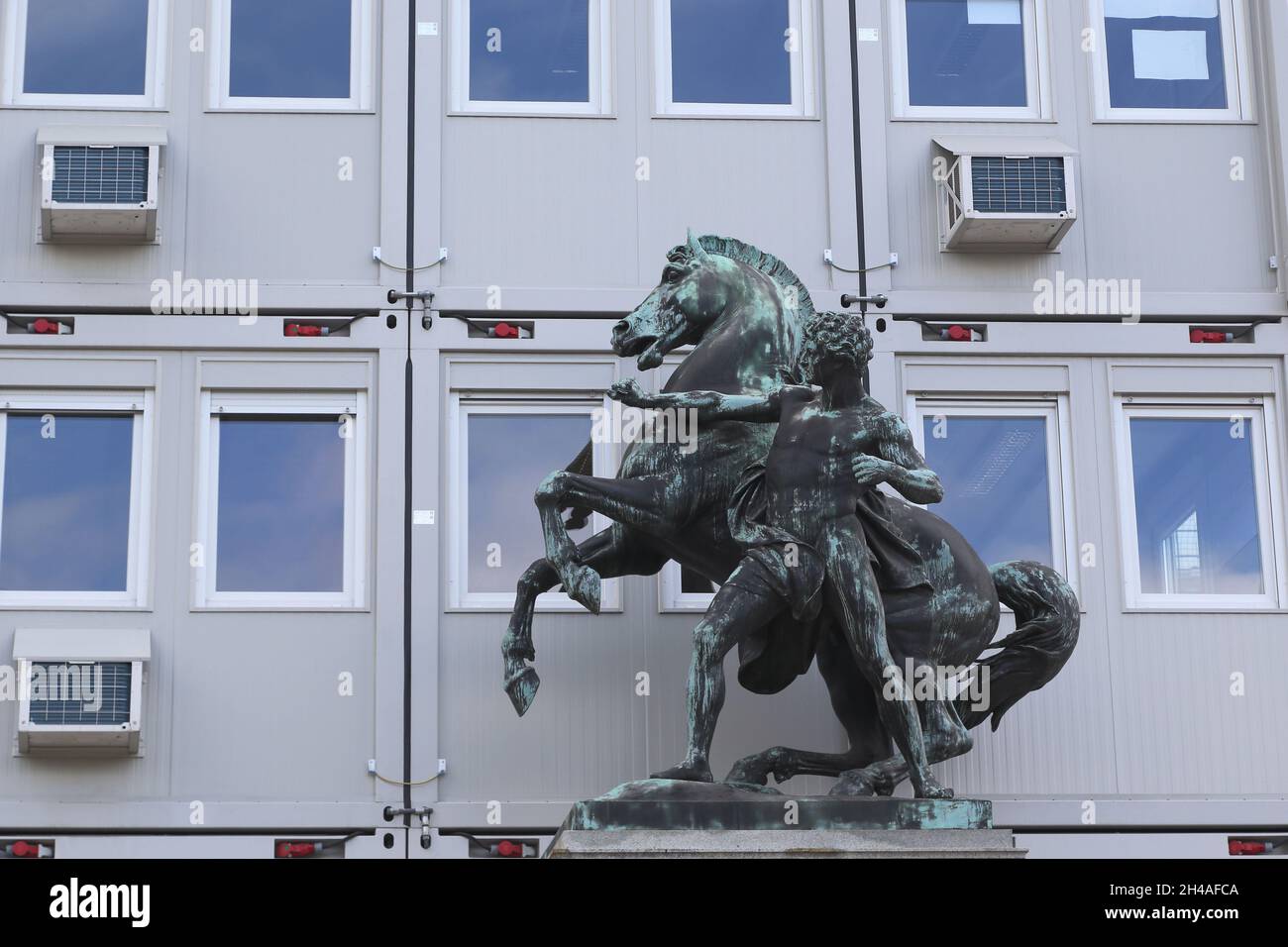 VIENNA, AUSTRIA - 16 MAGGIO 2019: Si tratta di un'antica statua di bronzo di fronte a un edificio temporaneo sul sito ricostruito del Parlamento Foto Stock