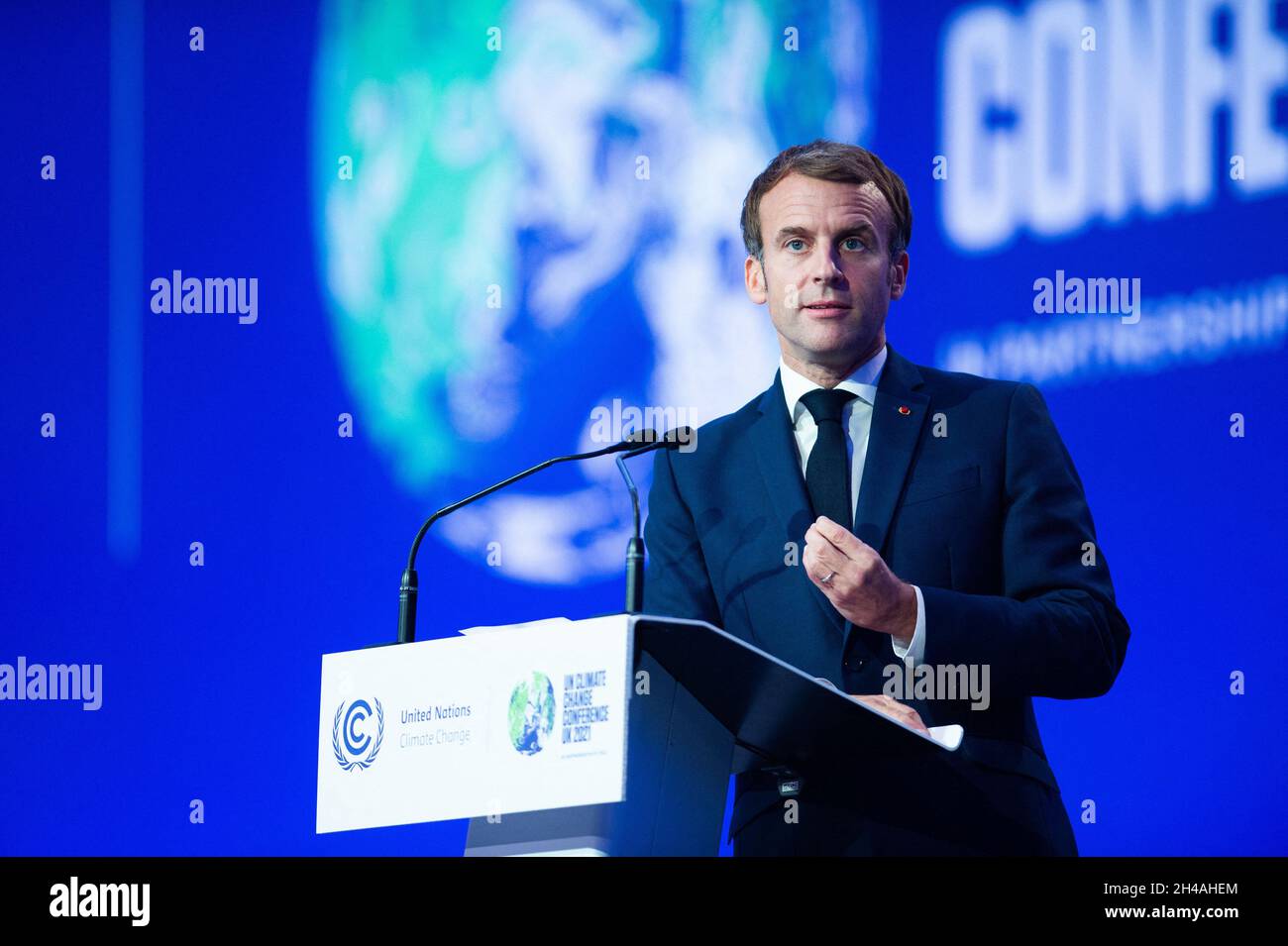 il presidente francese Emmanuel Macron interviene durante una sessione plenaria nell'ambito del Vertice dei leader mondiali della Conferenza delle Nazioni Unite sui cambiamenti climatici COP26, svoltasi a Glasgow il 1° novembre 2021. La COP26, che si terrà dall'ottobre 31 al novembre 12 a Glasgow, sarà la più grande conferenza sul clima dal vertice di Parigi del 2015 ed è considerata cruciale per la definizione di obiettivi di emissione a livello mondiale per rallentare il riscaldamento globale, nonché per consolidare altri impegni chiave. Foto di Raffaello Lafargue/ABACAPRESS.COM Foto Stock