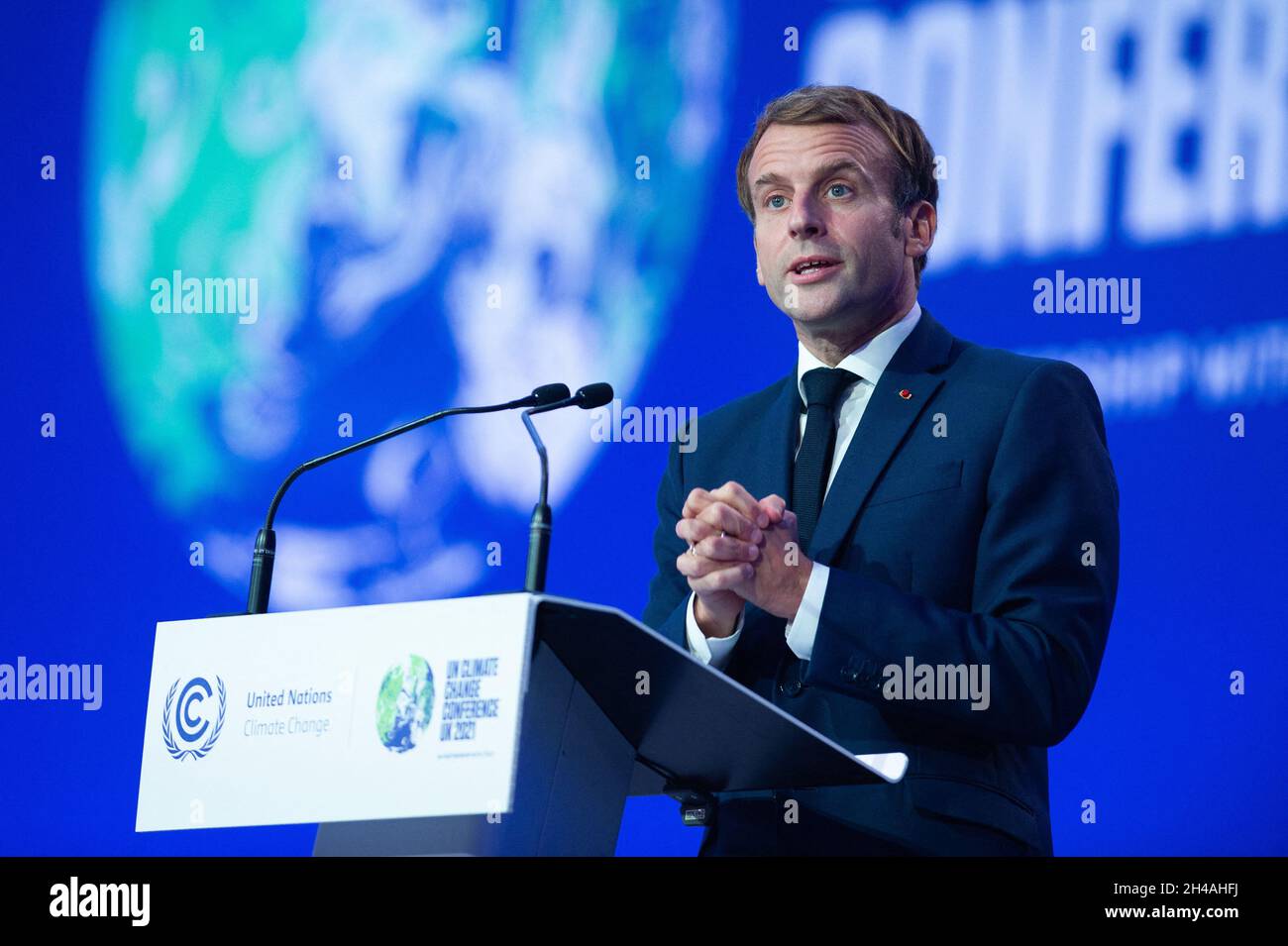 il presidente francese Emmanuel Macron interviene durante una sessione plenaria nell'ambito del Vertice dei leader mondiali della Conferenza delle Nazioni Unite sui cambiamenti climatici COP26, svoltasi a Glasgow il 1° novembre 2021. La COP26, che si terrà dall'ottobre 31 al novembre 12 a Glasgow, sarà la più grande conferenza sul clima dal vertice di Parigi del 2015 ed è considerata cruciale per la definizione di obiettivi di emissione a livello mondiale per rallentare il riscaldamento globale, nonché per consolidare altri impegni chiave. Foto di Raffaello Lafargue/ABACAPRESS.COM Foto Stock