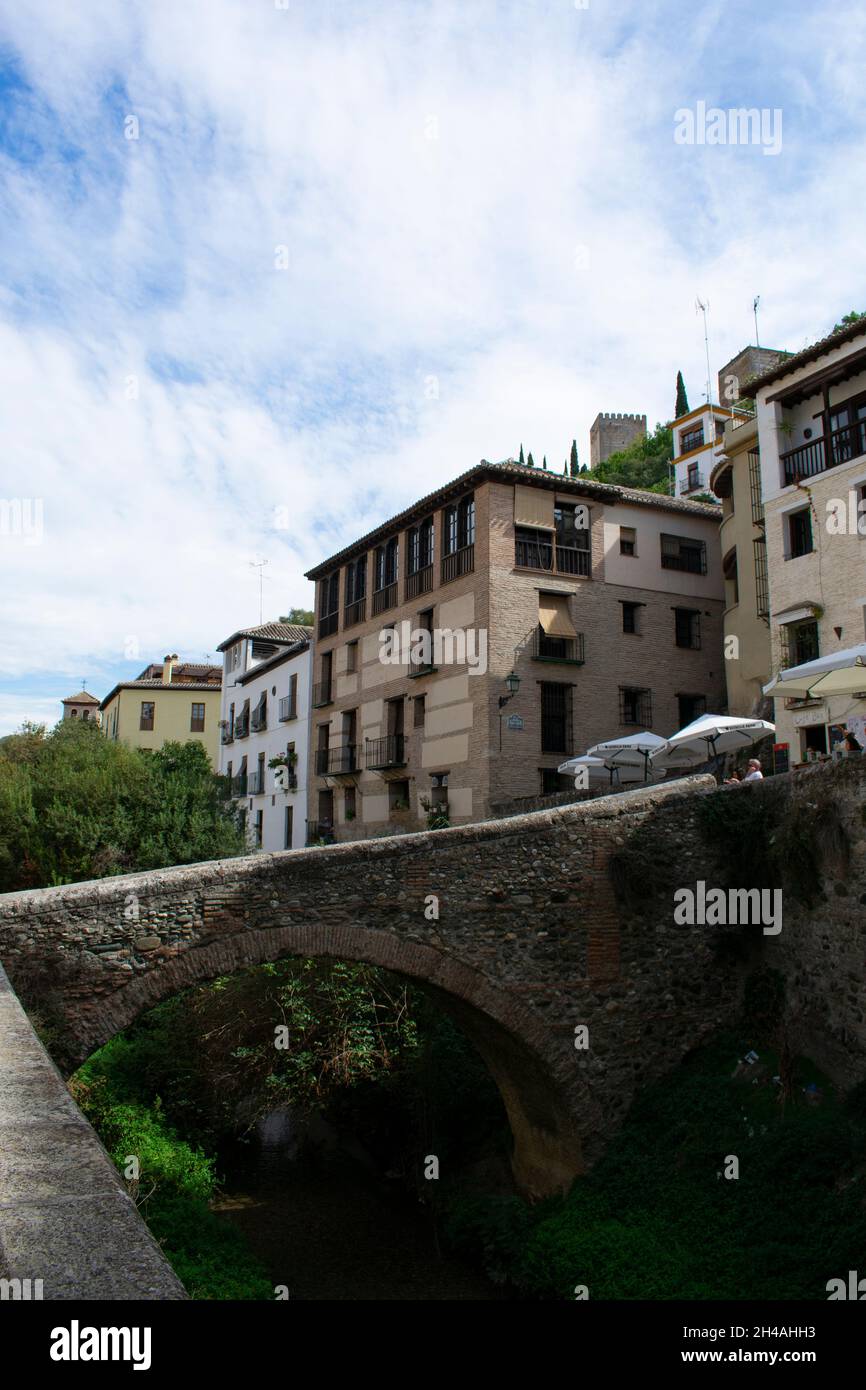 Granada - Spagna - Ottobre 11 2019 : bellissimo ponte medievale sul fiume Daro storico parte vecchia della città verticale girato con spazio copia Foto Stock