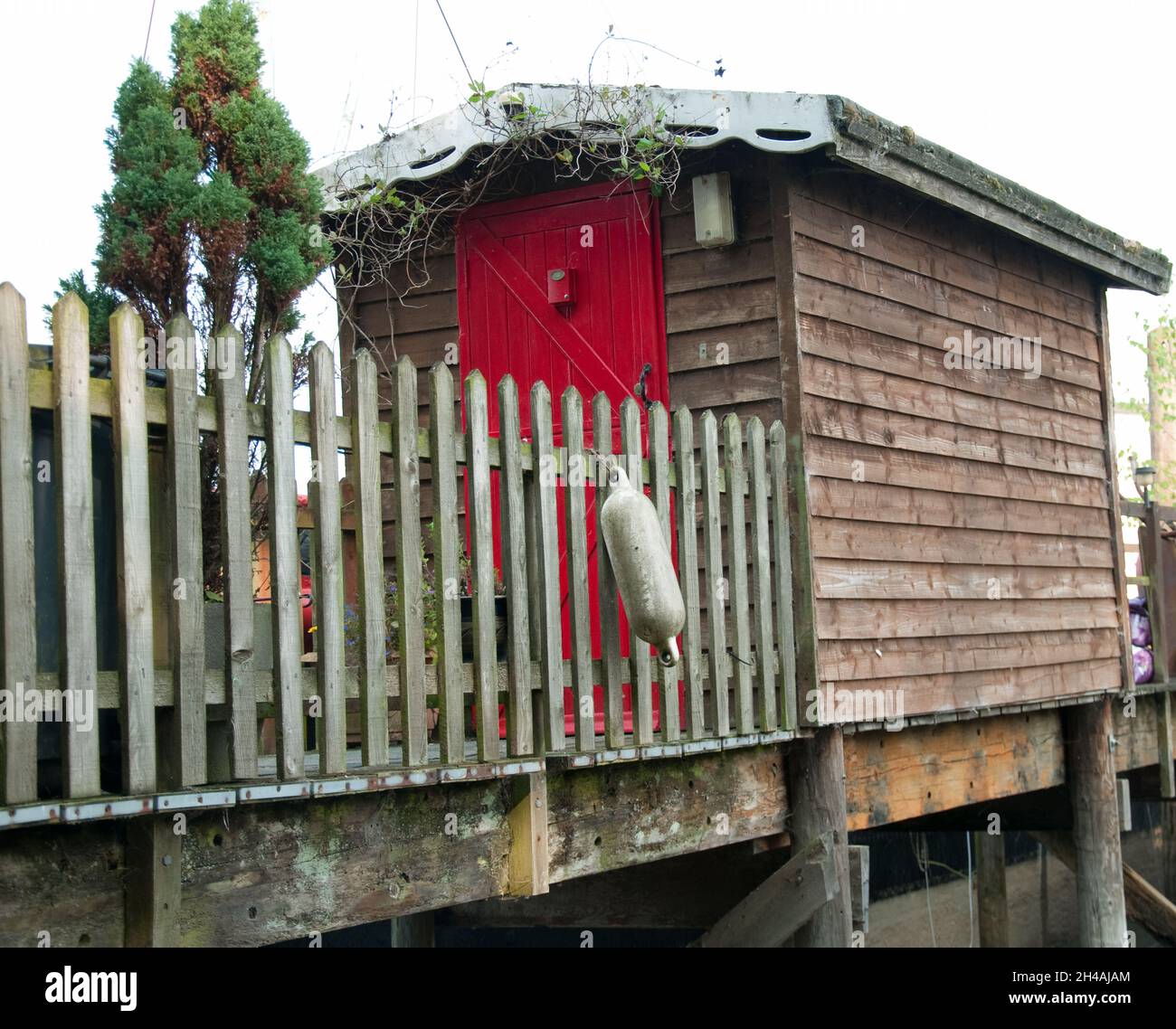 Outhouse of House Boat sul fiume Orwell a pin Mill, Suffolk, Regno Unito Foto Stock