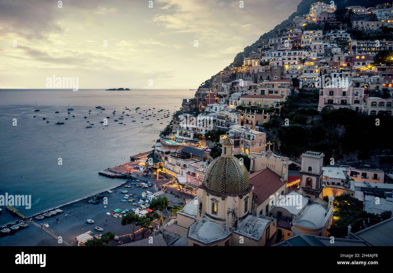 Panorama della città di Positano sulla Costiera Amalfitana in Italia Foto Stock