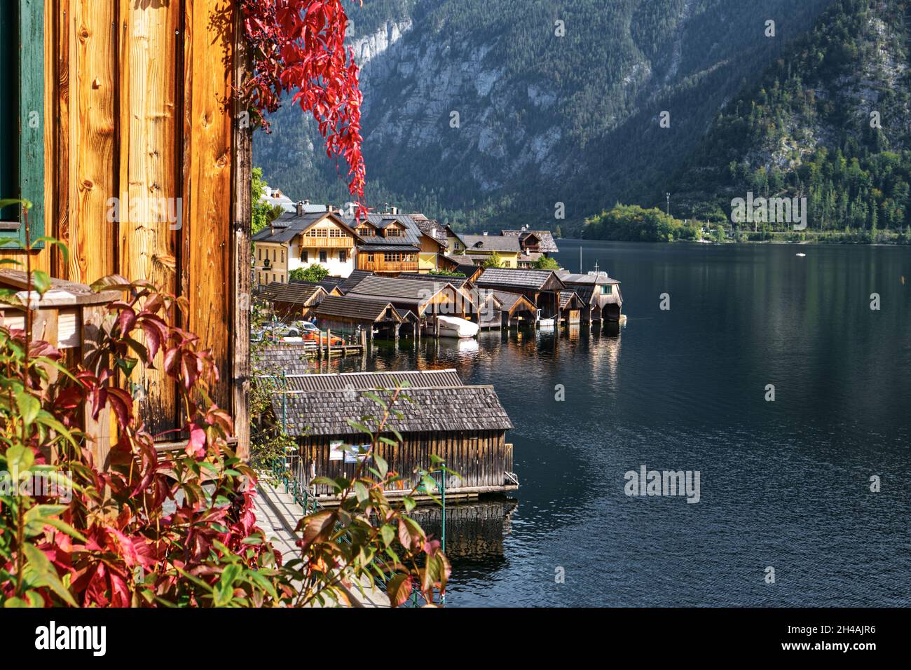 Vista sul famoso sito patrimonio dell'umanità Hallstatt, alta Austria nella regione di Salzkammergu, autunno Foto Stock