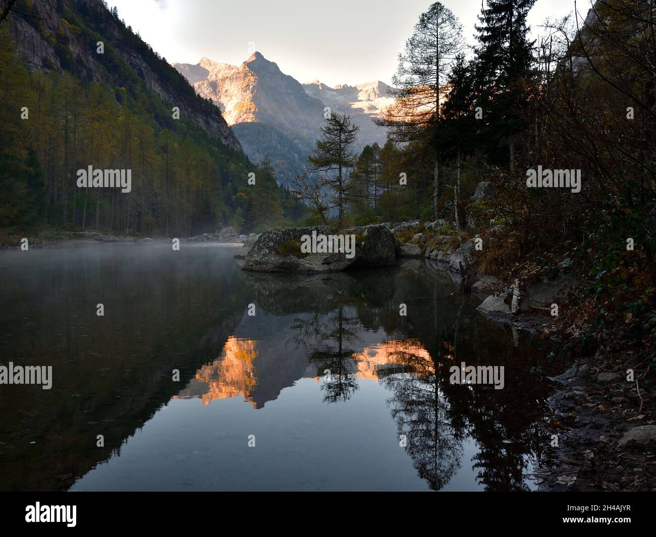 Riflesso della catena montuosa della Val Masino nel lago bidet della Contessa Foto Stock