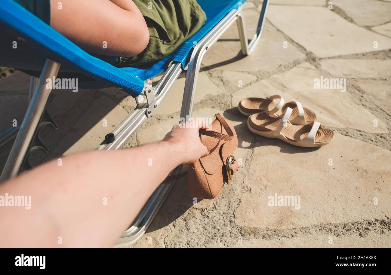 Ladro rubare una borsa da una donna in vacanza. Foto Stock