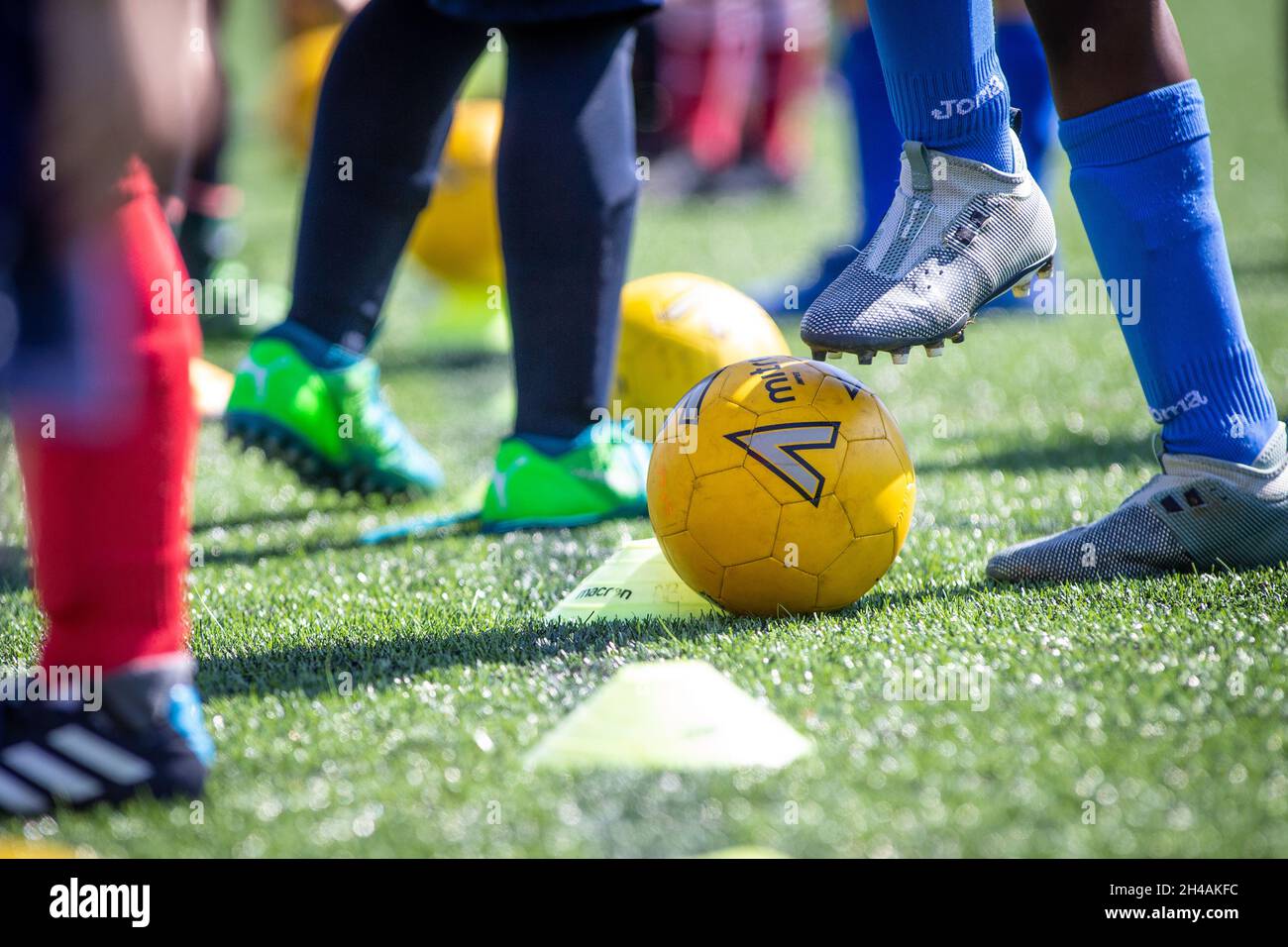 Bambini non identificabili al campo di calcio / calcio di base nel Regno Unito di formazione di calcio Foto Stock