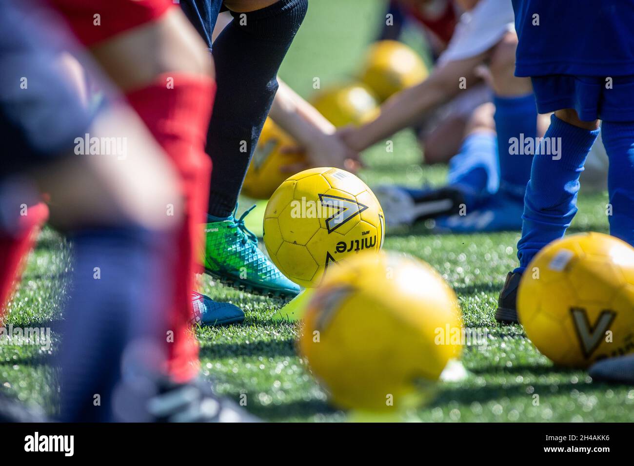 Bambini non identificabili al campo di calcio / calcio di base nel Regno Unito di formazione di calcio Foto Stock