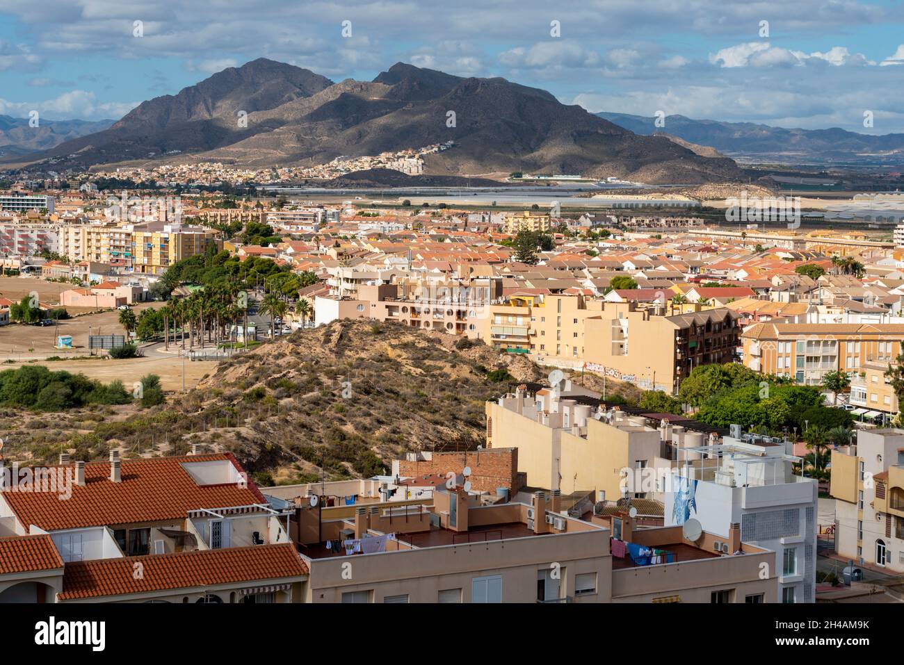 Vista sulla città di Puerto de Mazarron, Murcia, Spagna, verso Sierra de las Moreras e Bolnuevo. Terreno alto sopra la città Foto Stock