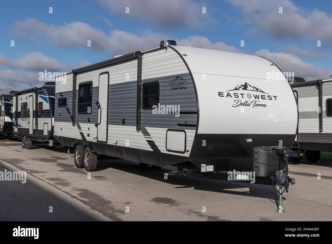 Gas City - Circa Ottobre 2021: Da Est a Ovest della Terra Travel Trailer. Da Est a Ovest fa parte della famiglia Forest River RV e una filiale di Berkshi Foto Stock