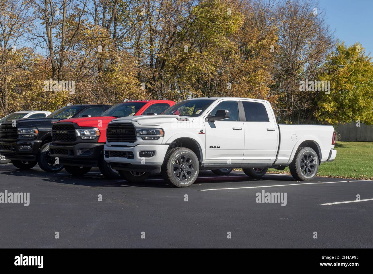 Kokomo - Circa Ottobre 2021: Esposizione del pick-up truck RAM 2500 presso una concessionaria Chrysler. Le filiali di Stellantis di FCA sono Chrysler, Dodge, Jeep e. Foto Stock