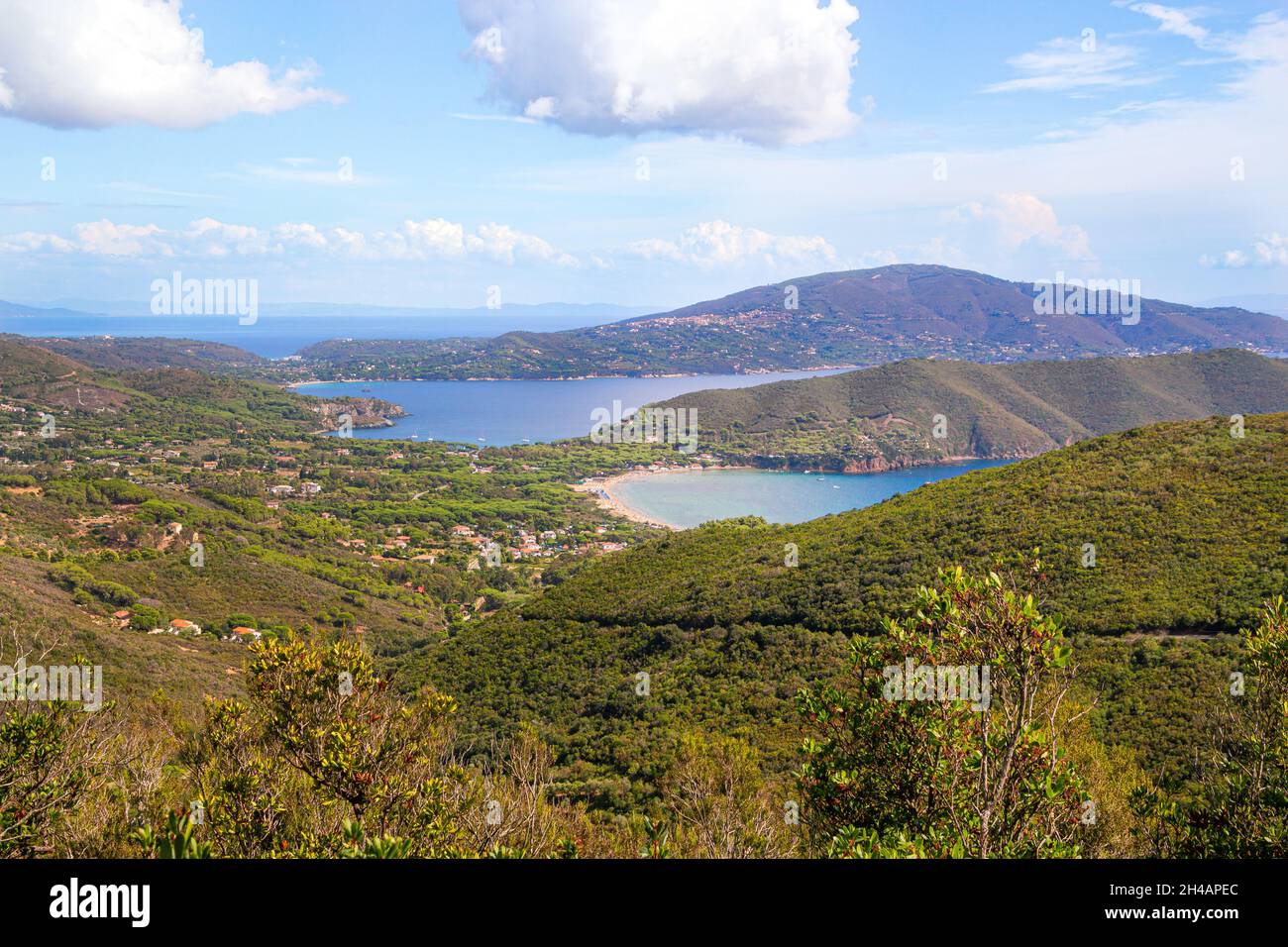 Alto angolo di vista sul golfo di Lacona e la penisola di capo stella con la sua vegetazione lussureggiante, sull'Isola d'Elba Foto Stock
