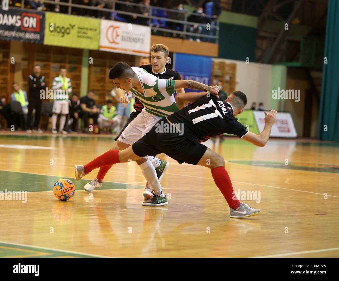 Non esclusiva: IVANO-FRANKIVSK, UCRAINA - 29 OTTOBRE 2021 - giocatori di PFC Uragan Ivano-Frankivsk (kit nero) e FC Liqeni Drenas (bianco e verde k Foto Stock