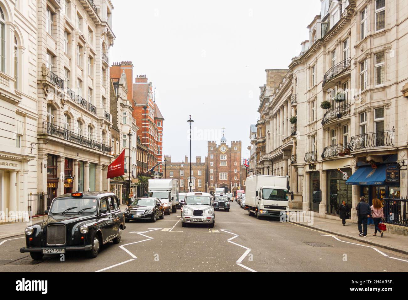 Londra, Regno Unito; 15 marzo 2011: Taxi su Saint James Street, con il palazzo dello stesso nome sullo sfondo. Foto Stock