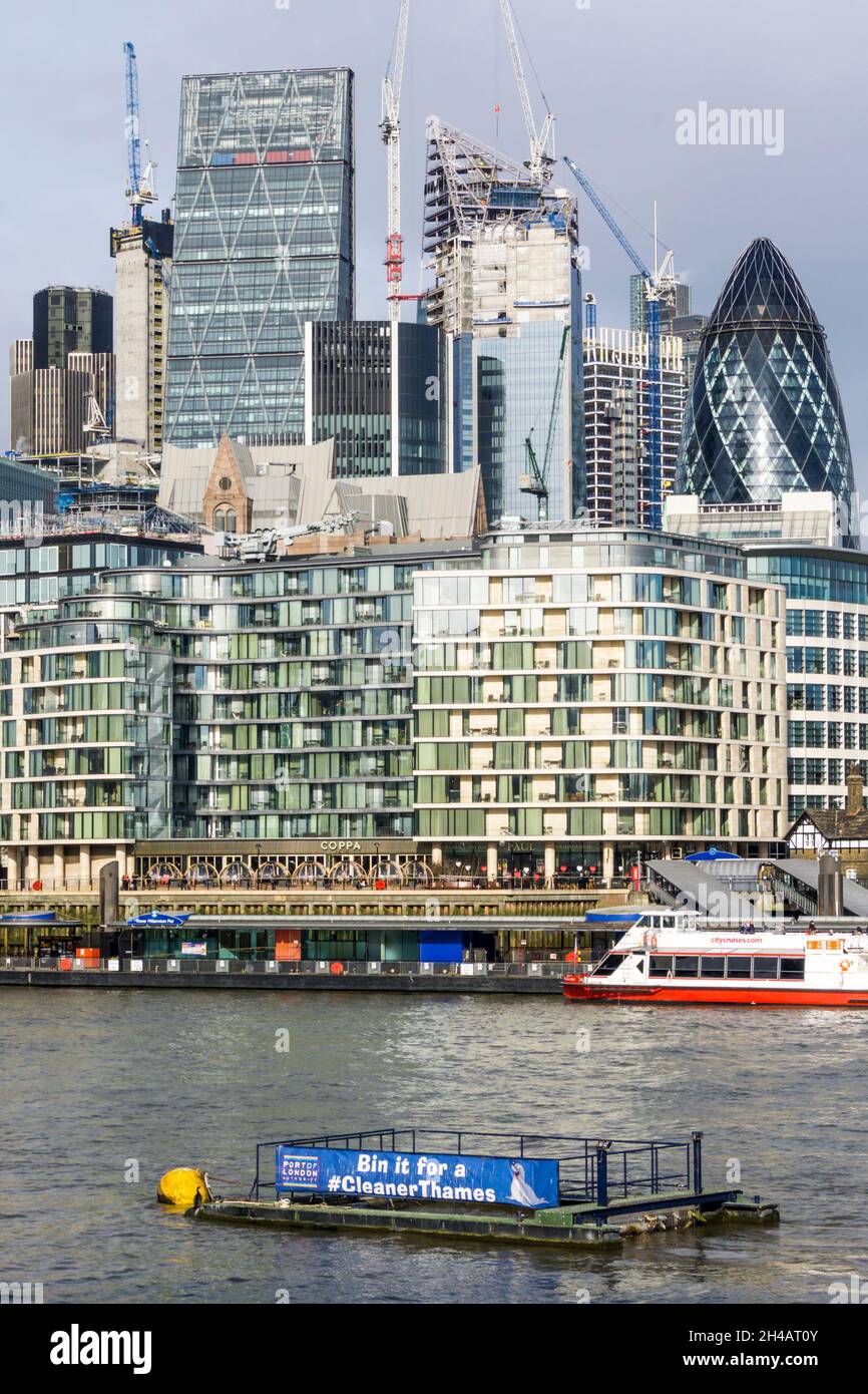 Una chiatta di spazzatura del Tamigi di fronte alla City of London. Foto Stock