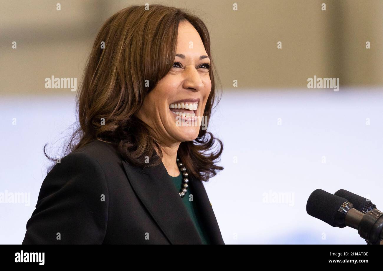 Il vicepresidente degli Stati Uniti Kamala Harris parla ad un evento che promuove il programma Build Back Better dell'amministrazione Biden e le soluzioni energetiche pulite in un'autorità portuale di New York e New Jersey hangar all'aeroporto internazionale John F. Kennedy nel quartiere Queens di New York, New York, USA, 01 novembre 2021.Credit: Justin Lane/Pool via CNP /MediaPunch Foto Stock