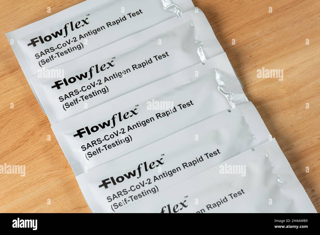 Kit di autotest Flowflex Lateral Flow per virus covid-19 (antigene coronavirus SARS-COV-2) - confezione da 7 test, Regno Unito Foto Stock