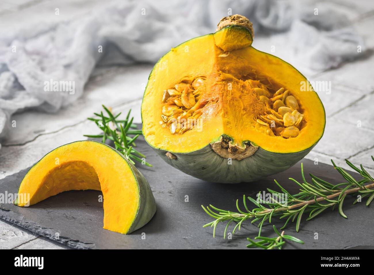 Zucca verde sombra a fette, cucurbita maxima, su sfondo grigio Foto Stock