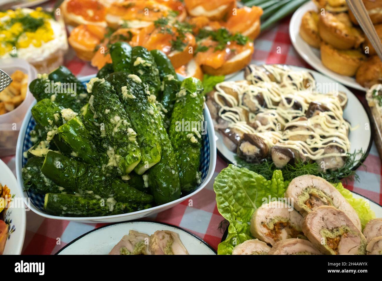 Un sacco di cibo diverso sul tavolo per banchetti. Un grande numero di piatti preparati sul tavolo. Holiday al tavolo. Foto Stock