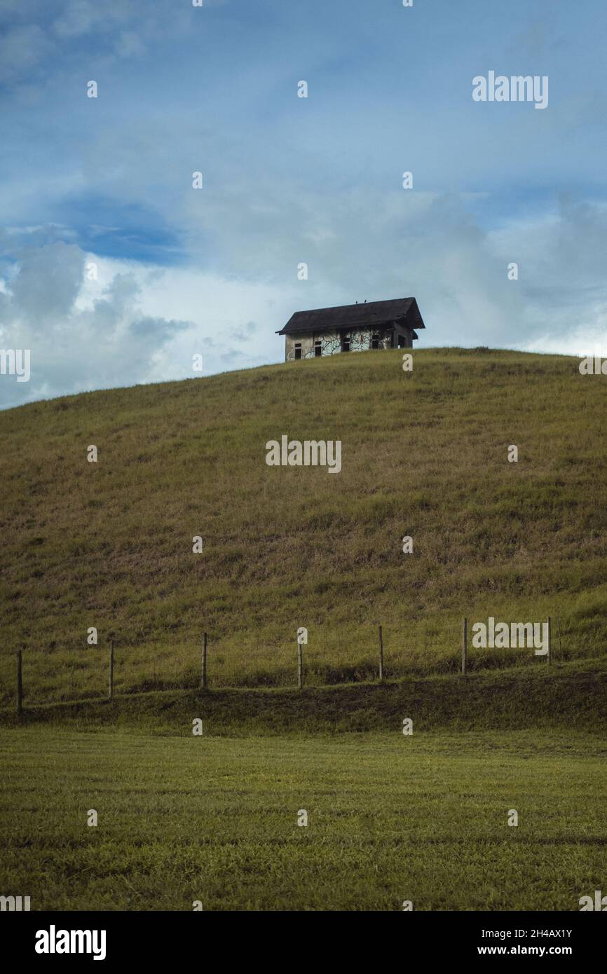 Casa su una collina Foto Stock