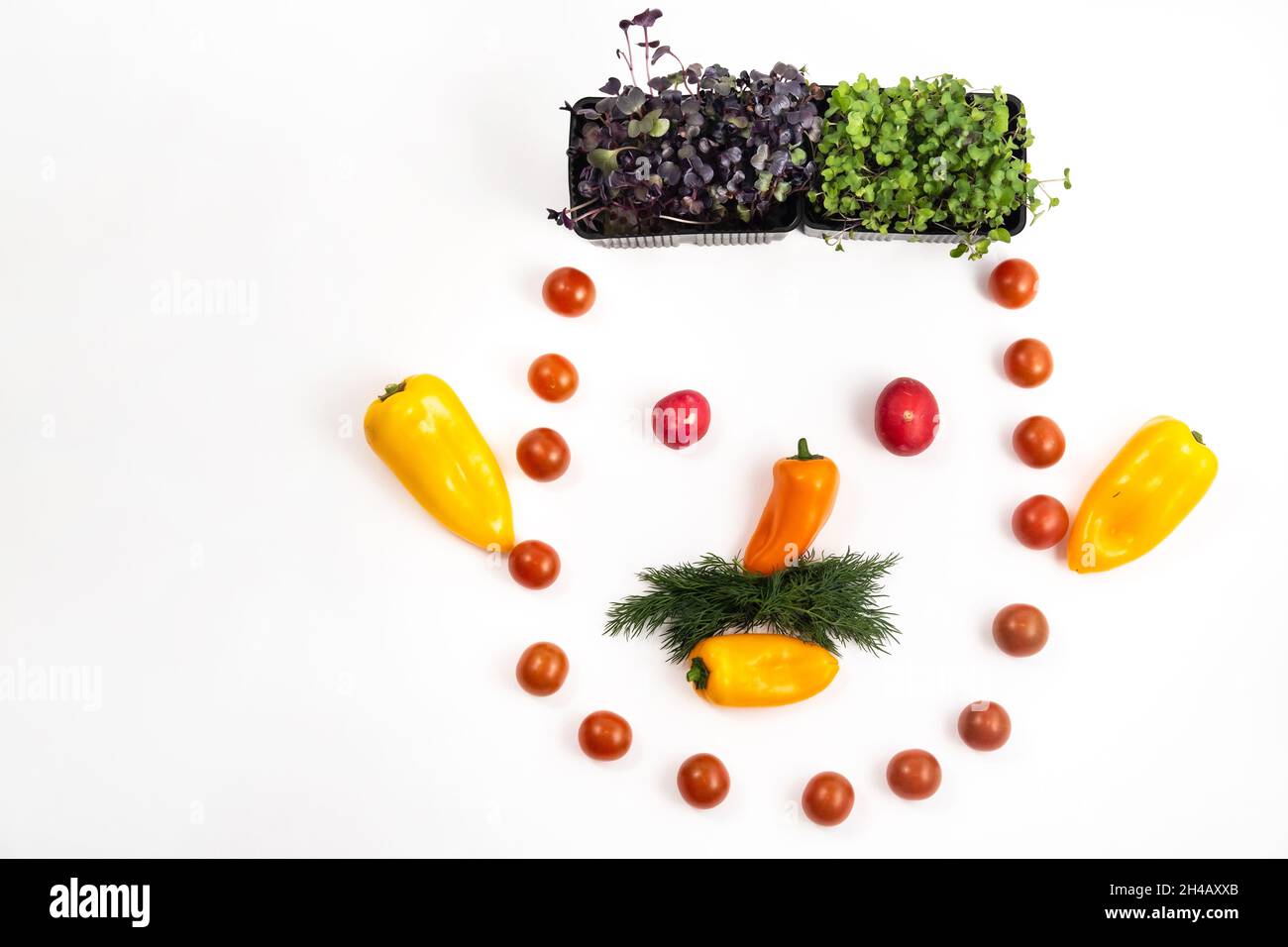 Il volto di un uomo fatto di verdure a fette su sfondo bianco. Foto Stock