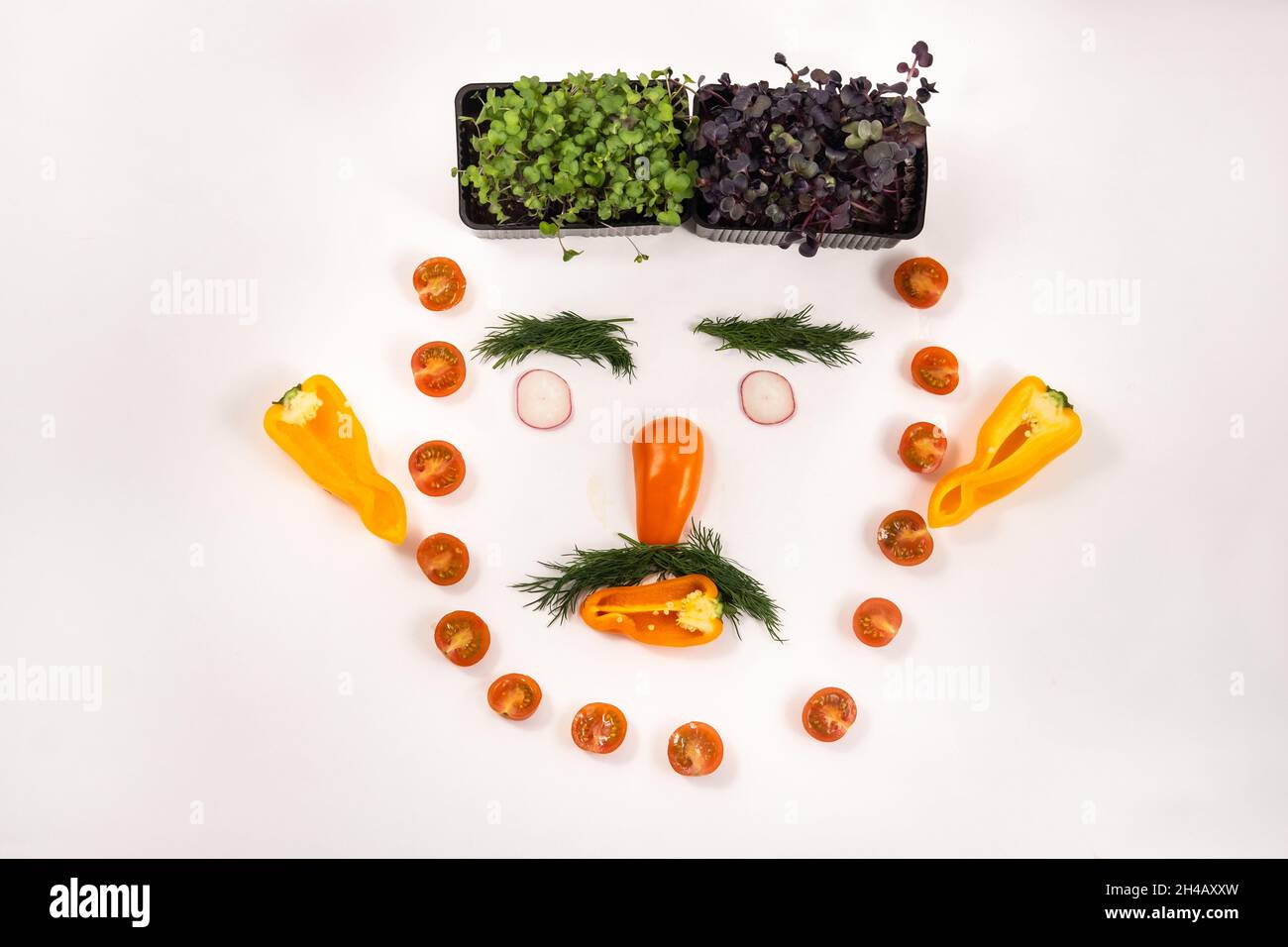 Il volto di una persona fatto di verdure su sfondo bianco. Foto Stock