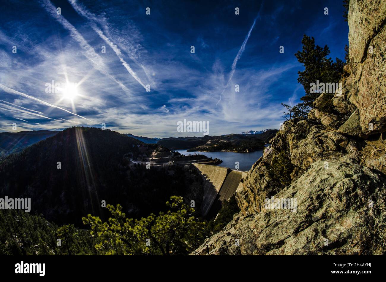 BOULDER, STATI UNITI D'AMERICA - 13 dicembre 2014: La diga di Hoover nel Black Canyon del fiume Colorado contro un cielo nuvoloso a Boulder, Stati Uniti d'America Foto Stock