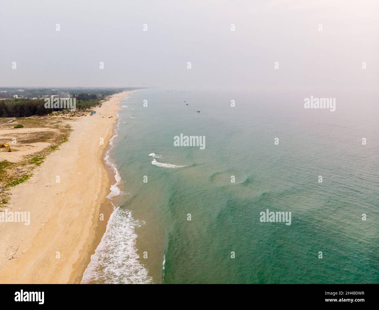 Vista aerea della spiaggia e smeraldo del Mar Cinese Meridionale in un giorno di nebbia vicino Hoi An, Vietnam Foto Stock