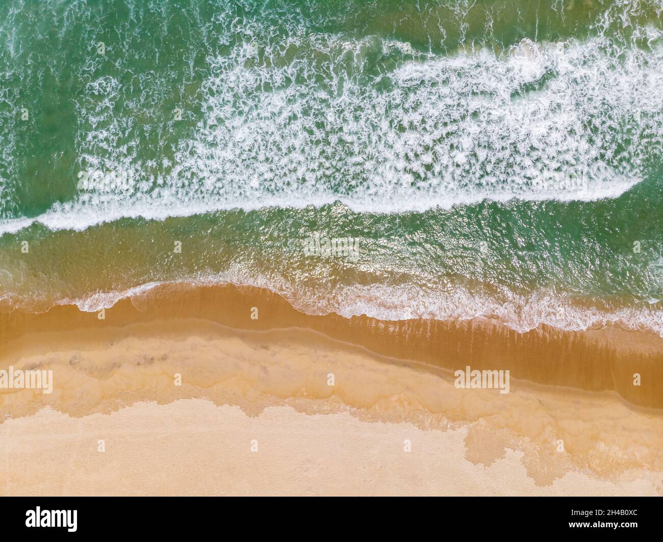Vista aerea di bella spiaggia vuota sul mare smeraldo della Cina del Sud, Vietnam Foto Stock