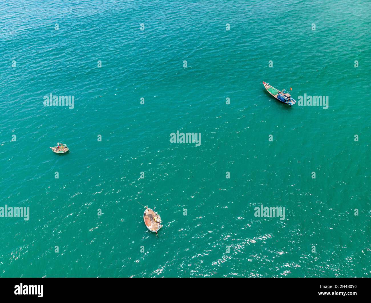 Vista aerea delle tradizionali barche da pesca vietnamite che navigano sul Mar Cinese Meridionale smeraldo, Vietnam Foto Stock