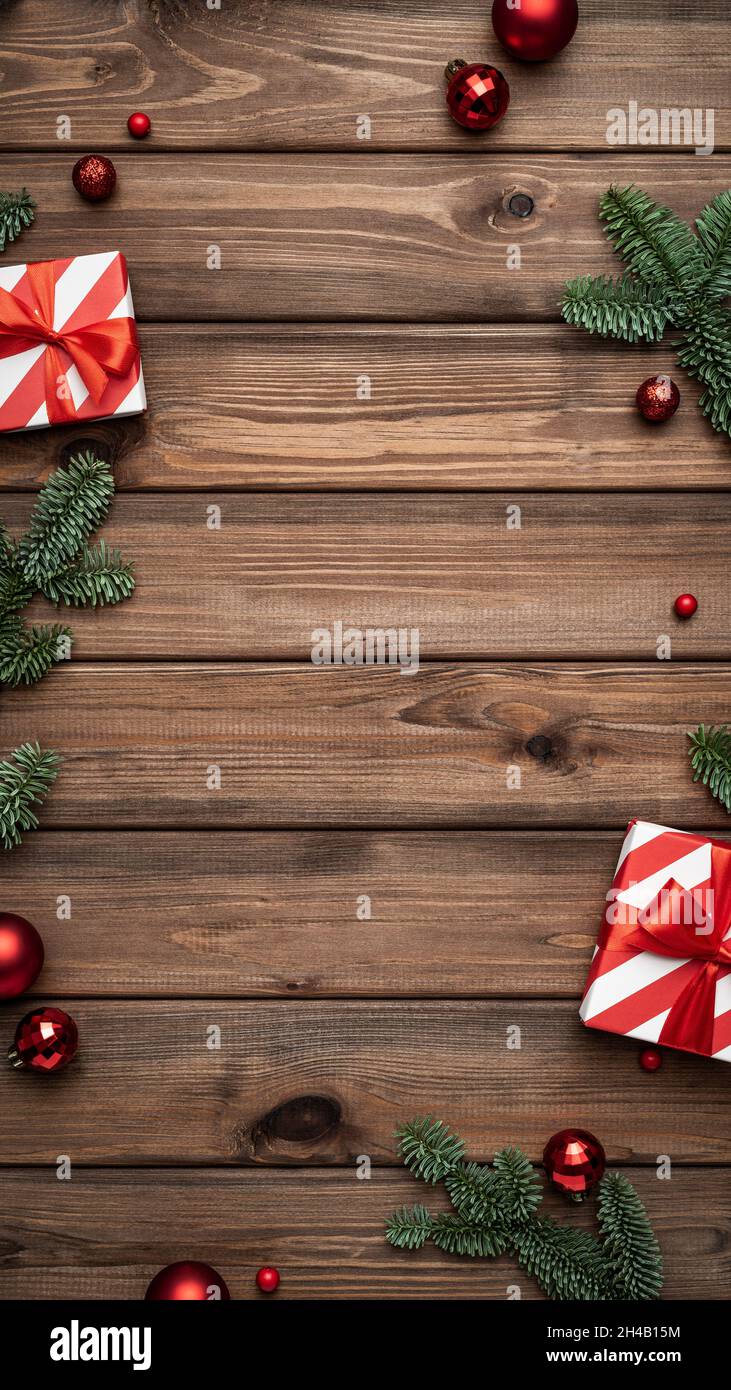 Sfondo di Natale e Capodanno con decorazioni in abete su sfondo vintage in legno. Vuoto con un posto per il testo per la stagione delle feste Foto Stock