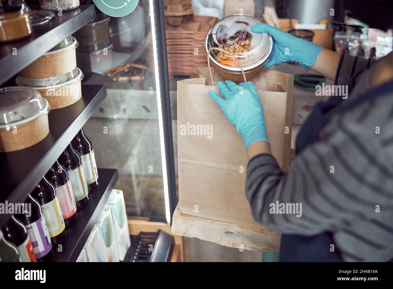 Datore di lavoro asiatico che lavora con il cibo da asporto al chiuso Foto Stock