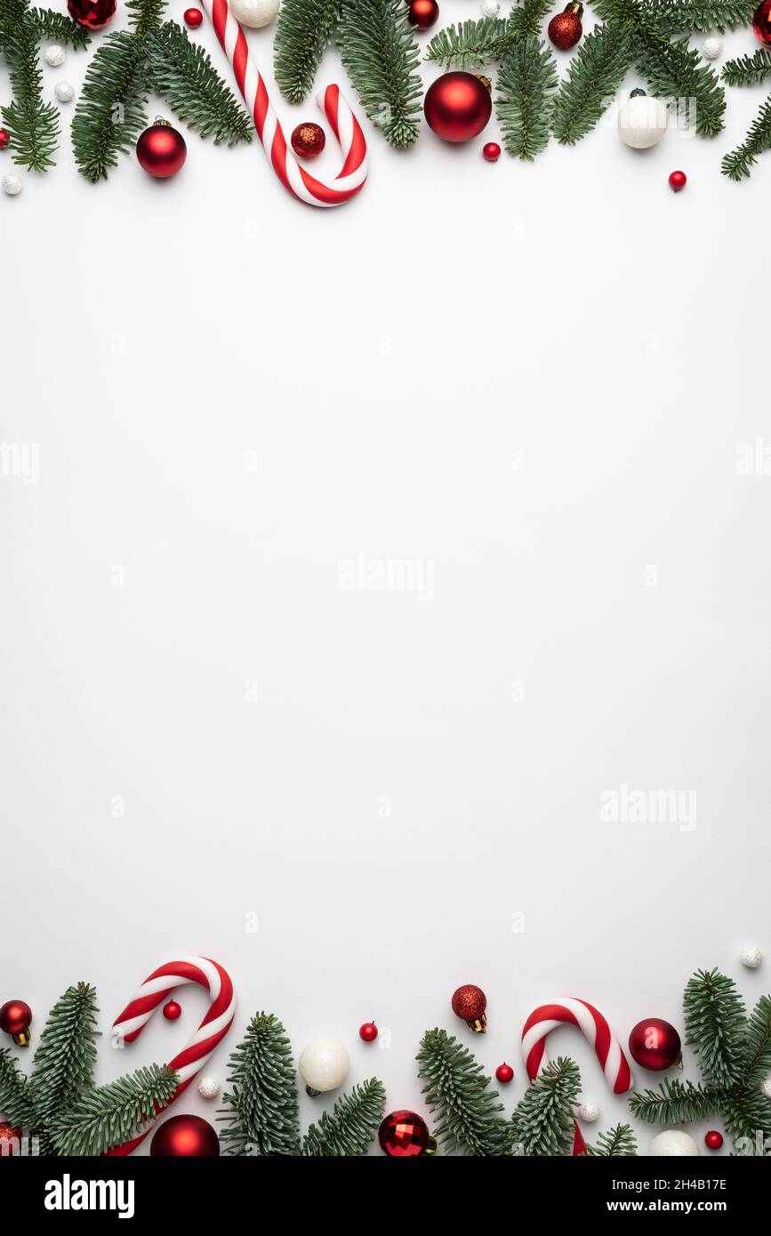 Sfondo bianco con cornice vacanza e palle di Natale, per il design. Modello di banner o poster con posizione per il testo Foto Stock