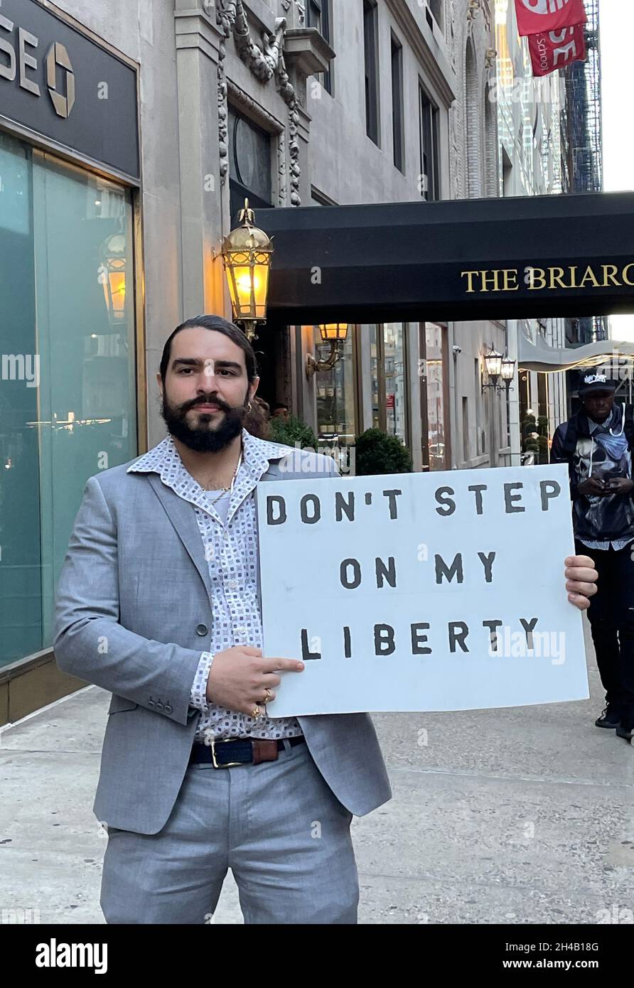 New York, NY, USA. 1 novembre 2021. Protesta sul mandato vaccinale alla Carnegie Hall di New York il 1° novembre 2021. Credit: Rainmaker Photo/Media Punch/Alamy Live News Foto Stock